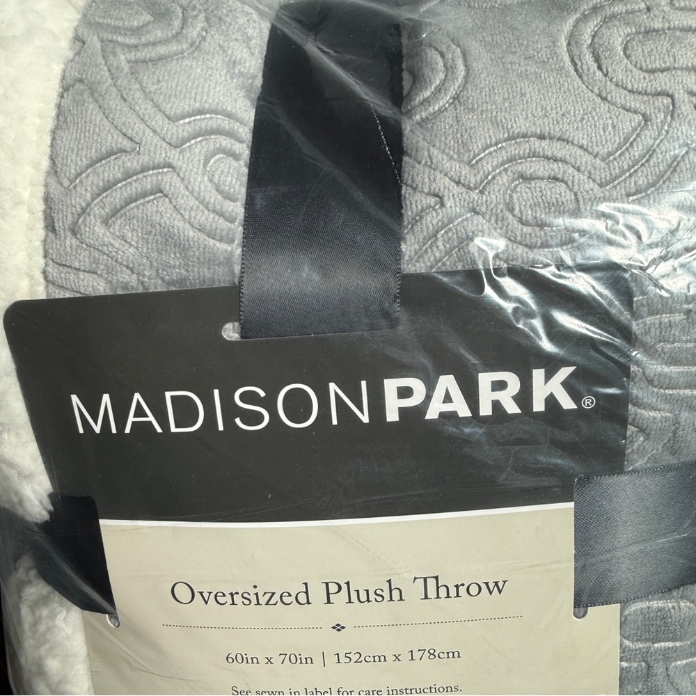 🆕 ✨ Madison Park Oversized Plush Throw Blanket – Grey 60” X 70” 🩶🤍🩶 NWT - Picture 6 of 16